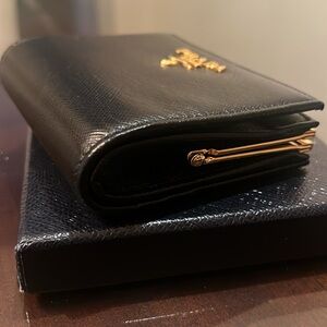 Saffiano Metal Nero Wallet Prada